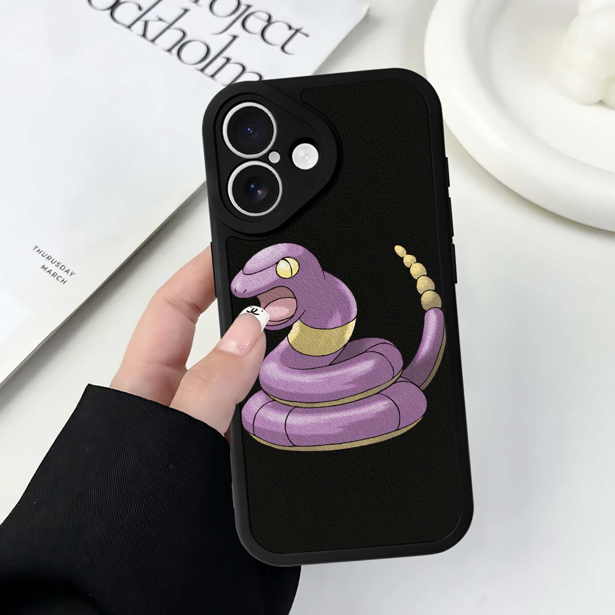 （画像用） ポケットモンスター Pokémon 【iPhone 16シリーズ対応】シリコンスマホケース（レザー調） 材質：シリコン